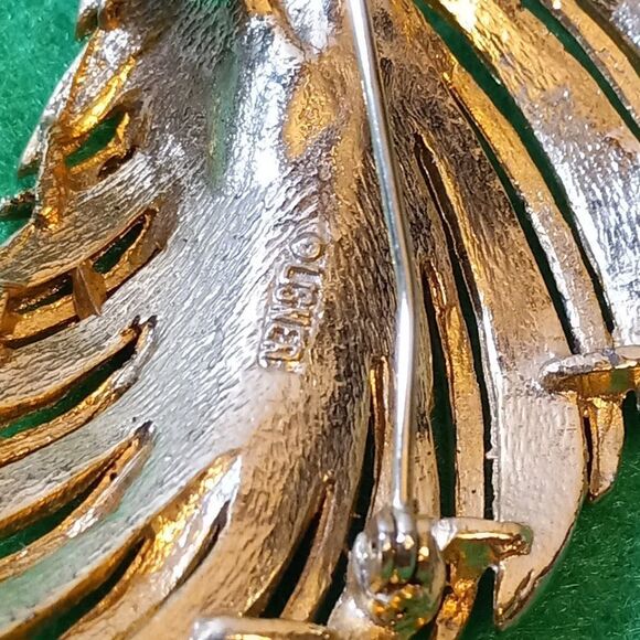 Lisner Gold tone Leaf Brooch - Picture 4 of 6